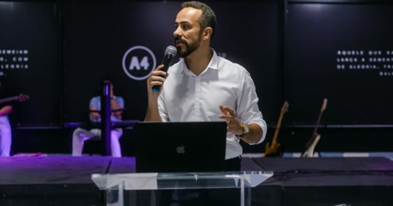 Daniel Mindu ensinando sobre ministério de louvor em um treinamento de equipe
